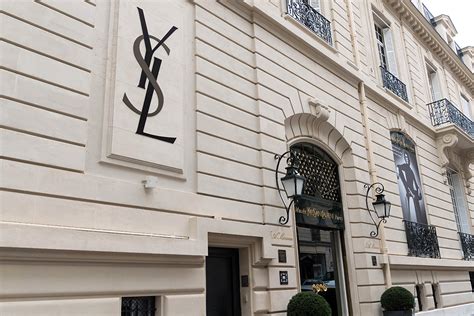 yves saint laurent sede milano|Yves Saint Laurent (azienda) .